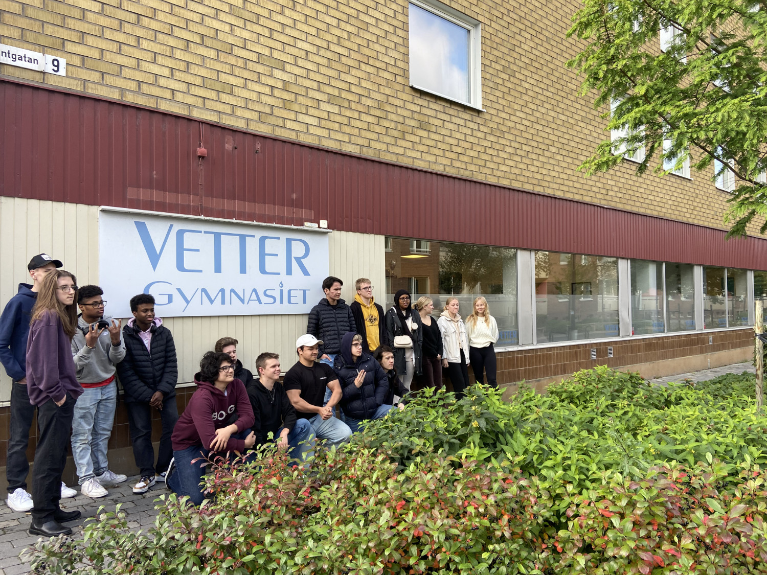 Vettergymnasiet skolbyggnad med elever